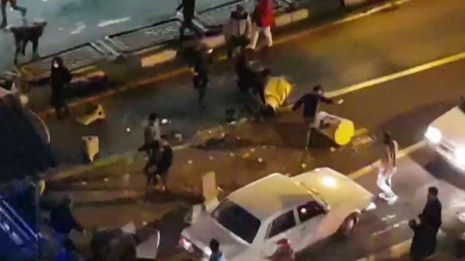 Tote bei Zusammenstößen: Irans Sicherheitskräfte schlagen bewaffnete Demonstranten zurück