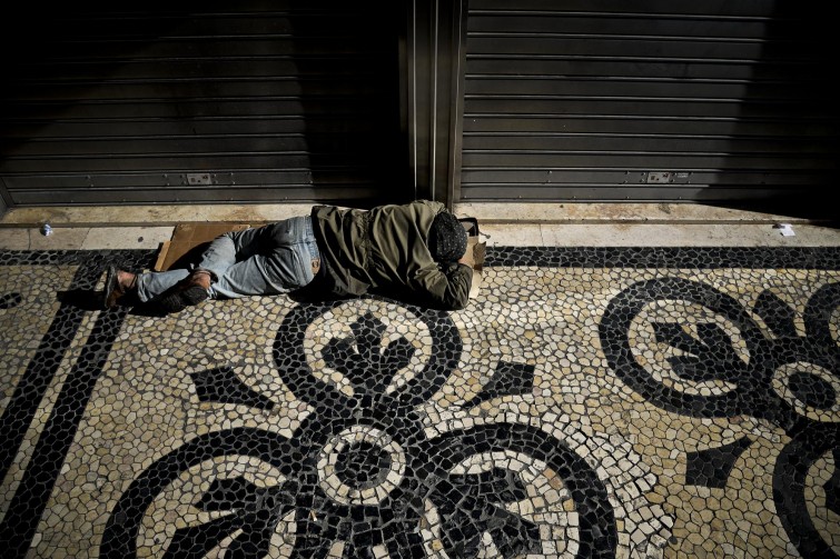 Obdachlose in Lissabon – Zuerst in die Wohnung, dann in die Gesellschaft