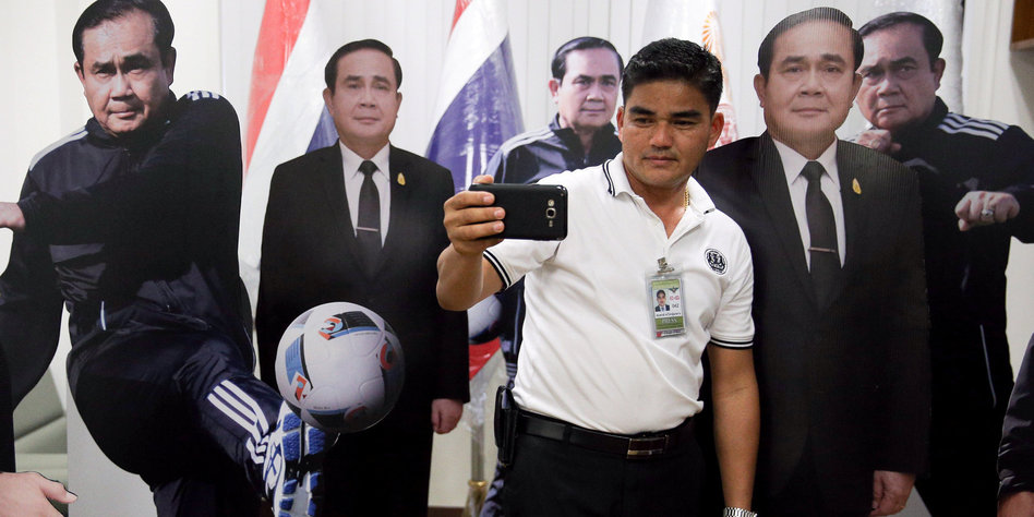 Junta-Chef verhöhnt Reporter: Thaipolitik mit Pappkameraden