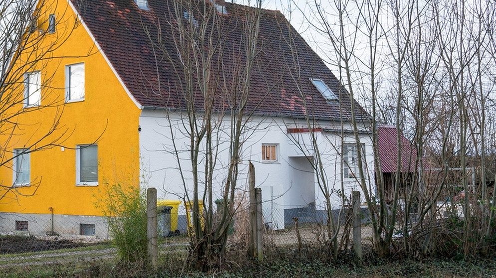 Nazi-Symbol in Augsburg: Hakenkreuz auf dem Hausdach: Besitzer spricht von “Gag”
