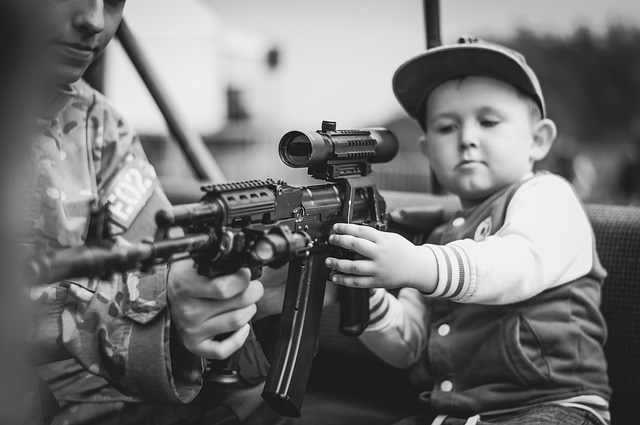 Krieg und Schulen: Kinder, ran an die Gewehre!