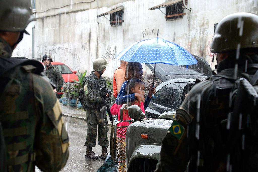 Parlament von Brasilien winkt Militäreinsatz in Rio de Janeiro durch