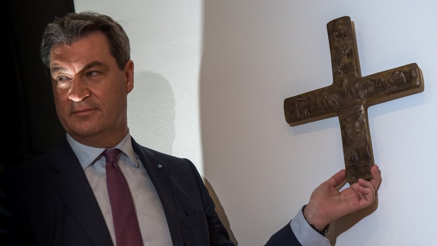 Bayern: In jeder Behörde muss künftig ein Kreuz hängen - SPIEGEL ONLINE - Politik