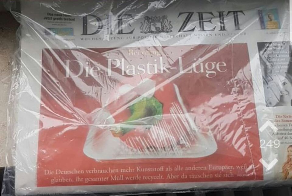 In Plastik verpackte Zeitung berichtet über zu viel in Plastik verpackte Dinge