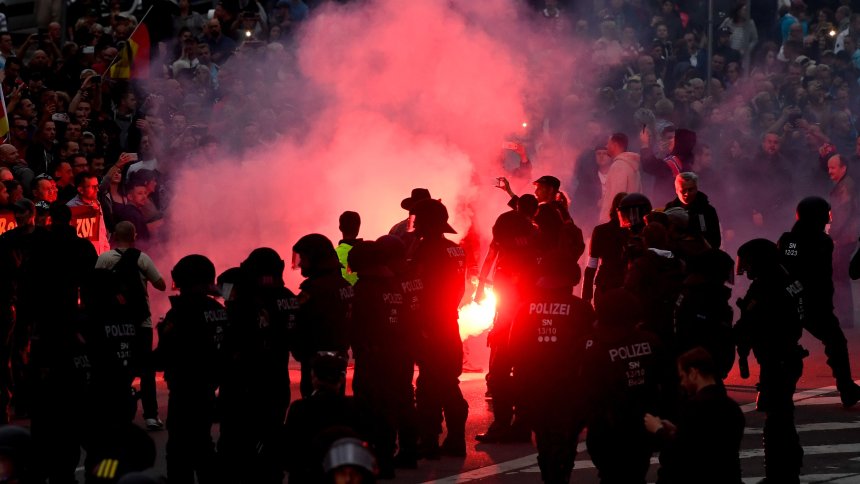 Krawalle in Chemnitz: Wie die Polizei eine Stadt den Rechten überließ - SPIEGEL ONLINE - Politik