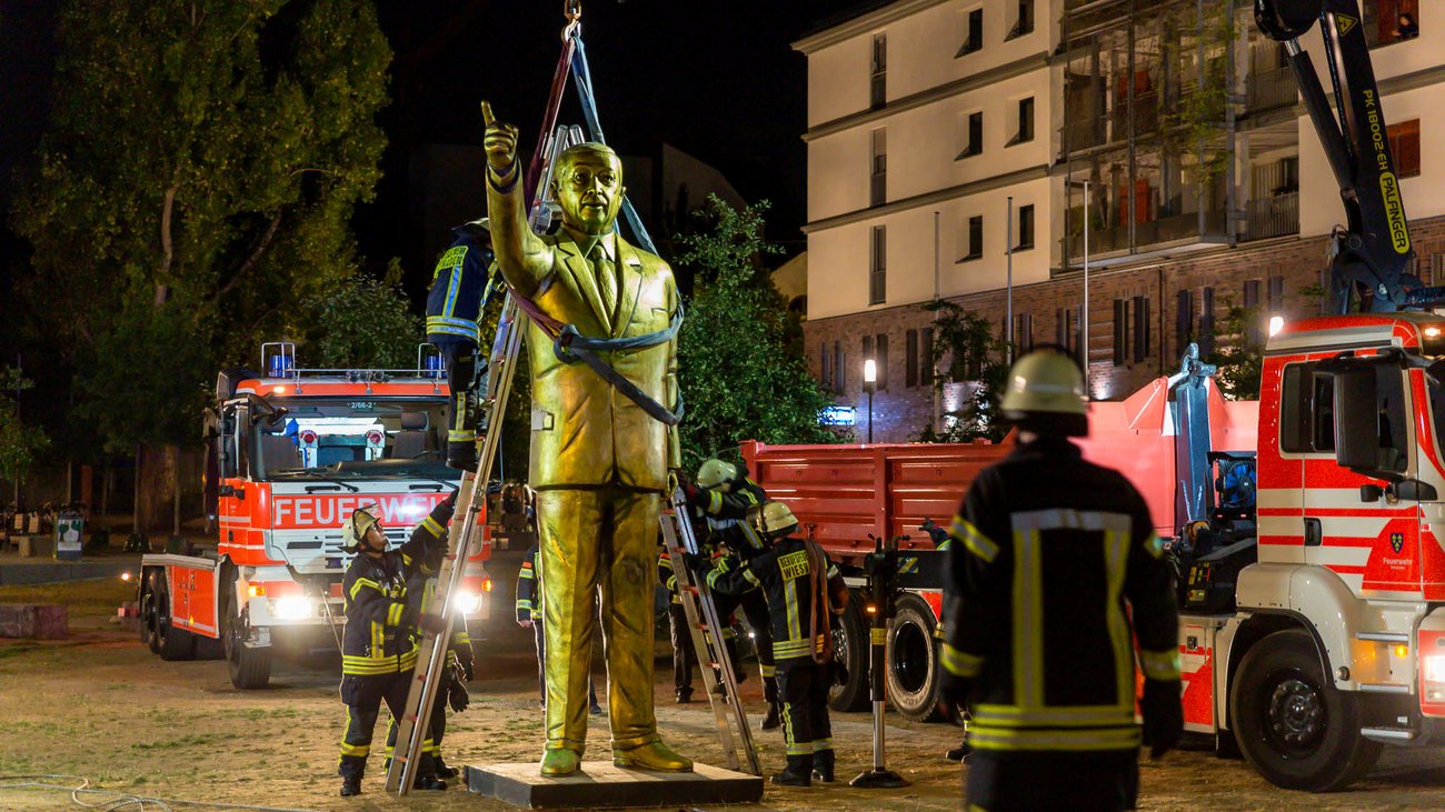 Kunstaktion: Erdoğan-Statue in Wiesbaden entfernt