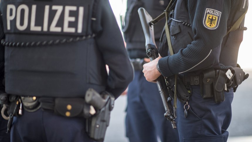 Ermittlungen in Rosenheim: Bundespolizisten sollen Hitlergruß gezeigt haben - SPIEGEL ONLINE - Politik