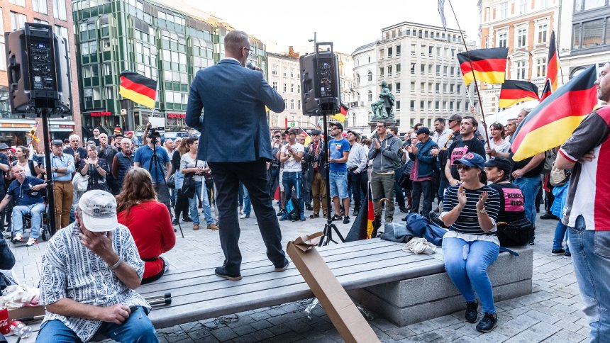 “Merkel muss weg” in Hamburg: 178 Rechte, vier Wasserwerfer, 10.000 Gegendemonstranten - SPIEGEL ONLINE - Politik