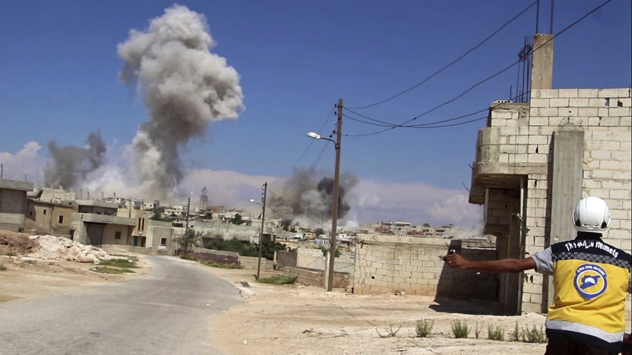 Syrien-Krieg: Syrisches Militär bombardiert Idlib mit Fassbomben