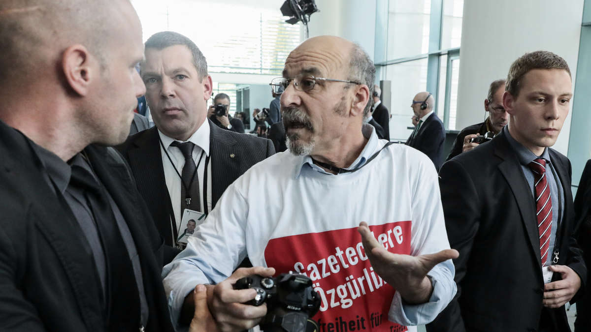 Eklat bei Pressekonferenz: Journalist wird abgeführt - Weiterer Vorfall gibt Rätsel auf