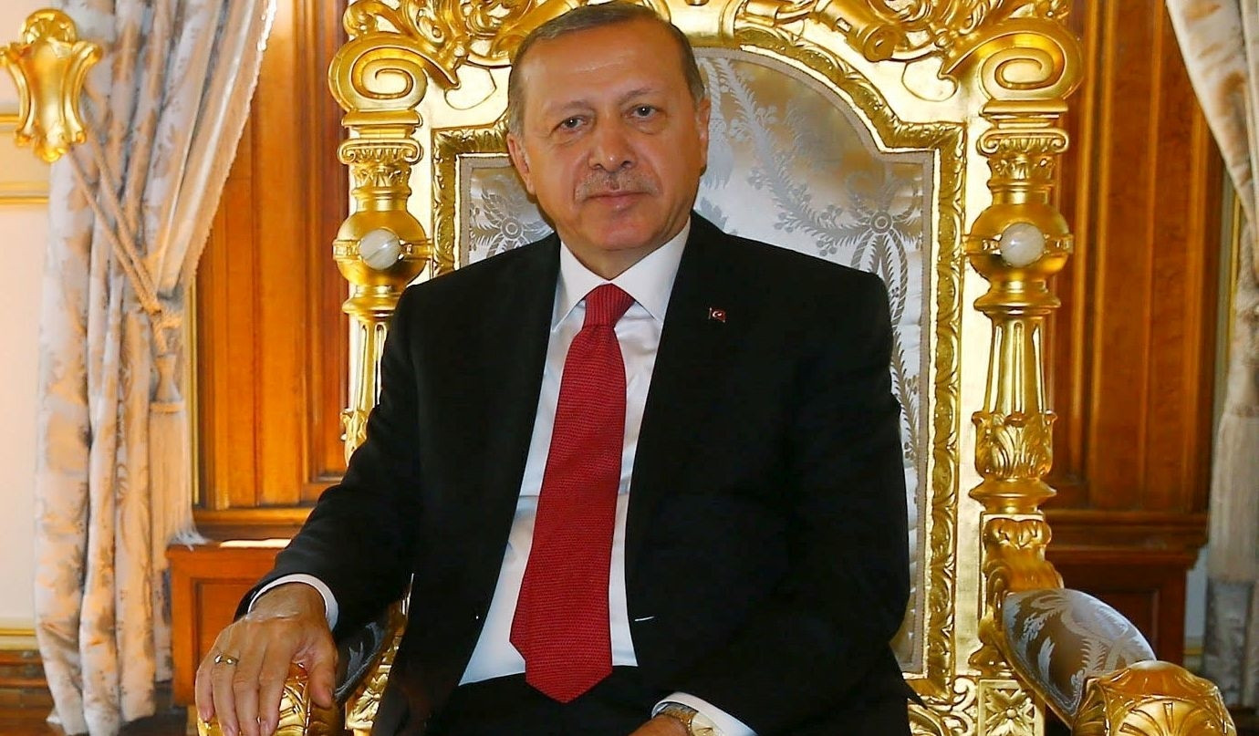 Erdogan in Berlin: Empfang mit Rabbia-Gruß und Wolfsgruß