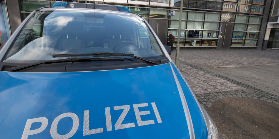 Rechte Polizisten-Gang in Frankfurt: Hakenkreuze und Hitlerbilder