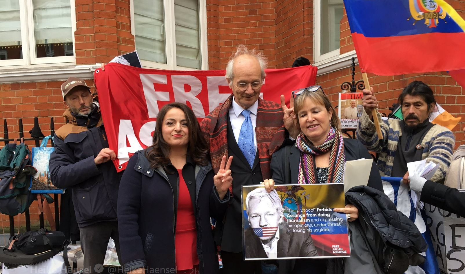 Linke Abgeordnete besuchen Julian Assange