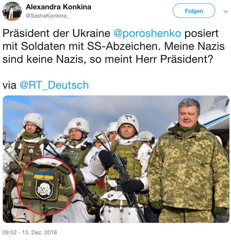 Der ukrainische Präsident Poroschenko posiert mit Soldaten, die das SS-Totenkopfabzeichen tragen