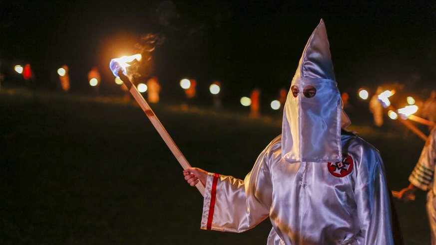 Schockierende Bilder aus Schwyz – unter den Ku-Klux-Klan-Roben stecken Rechtsextreme