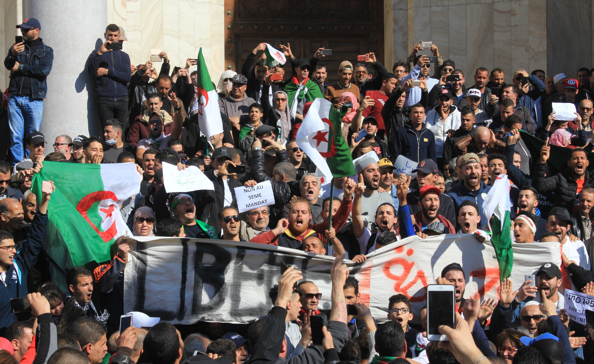 Droht in Algerien die Machtübernahme der “Dienste”?
