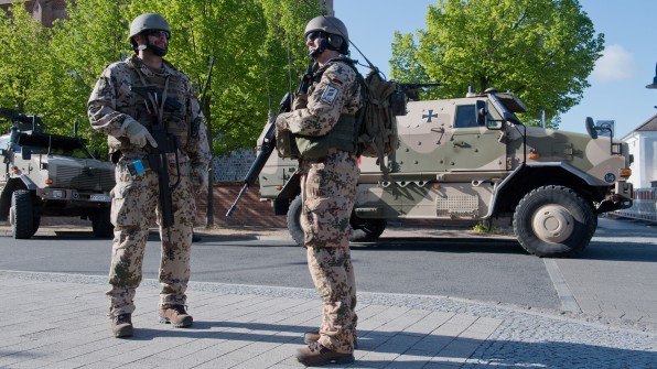 Gepanzerte Patrouillen in Pasewalk: In voller Bewaffnung: Bundeswehr übt auf öffentlichen Straßen Sicherung von Konvois | nnn.de