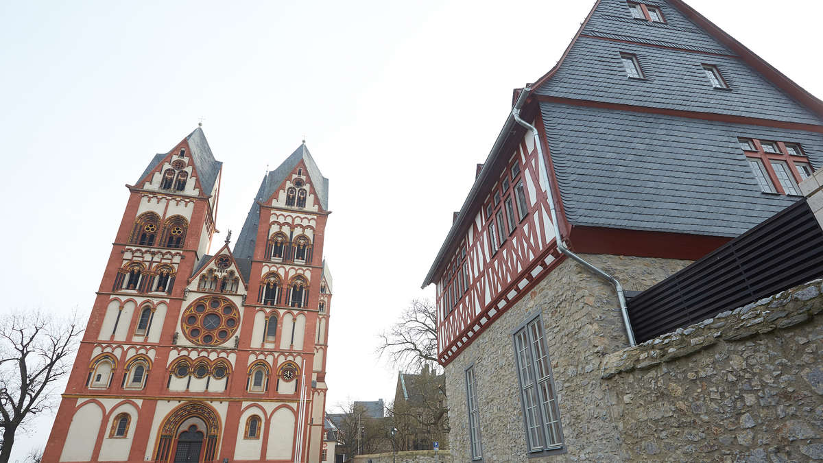 Kinderpornos besessen - Bistum Limburg schränkt Dienst von Diakon ein