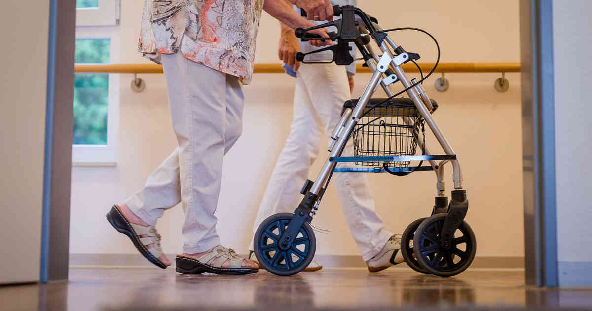 Branche soll Tarifvertrag bekommen: Zwei Drittel der Vollzeit-Altenpflegehelfer verdienen unter Niedriglohnschwelle