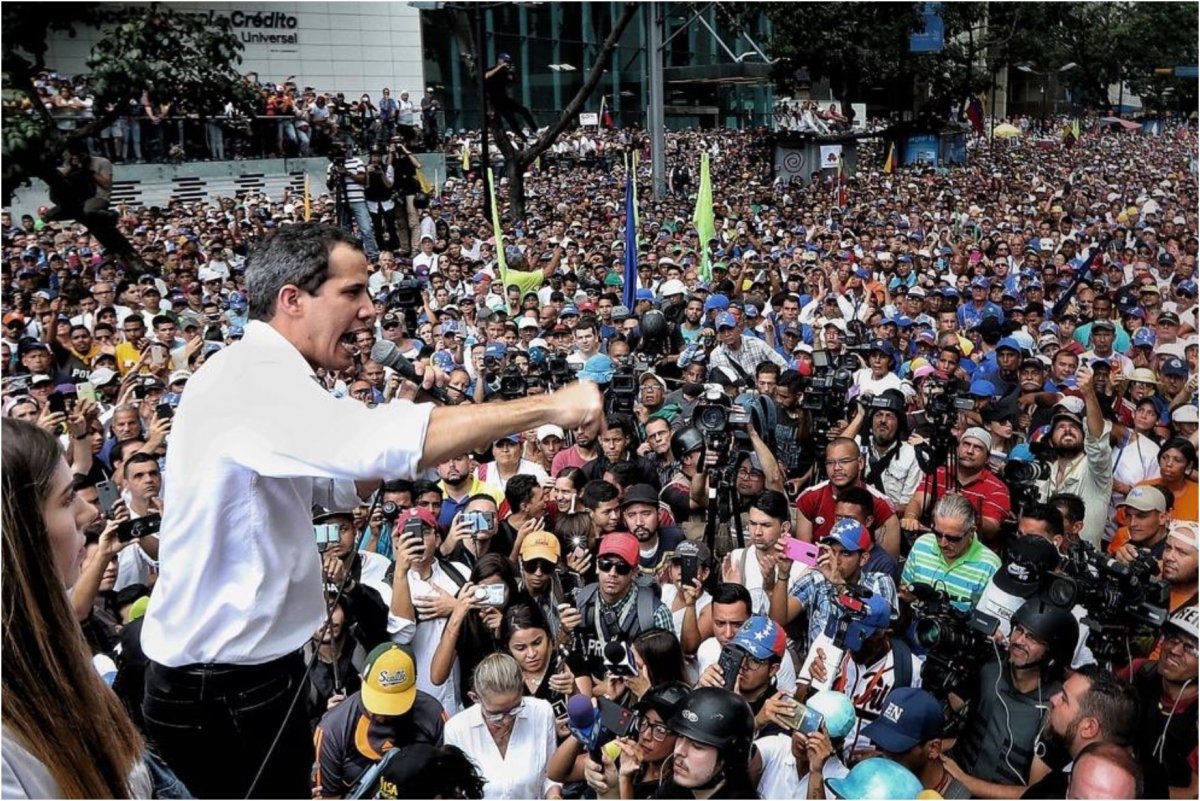 Nicolás Maduro lässt 321.433 Gewehre verteilen