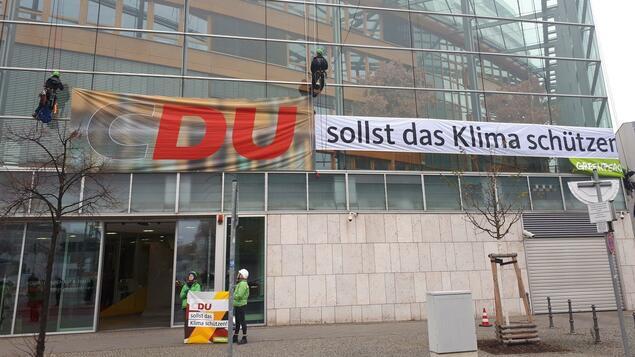 Greenpeace entwendet „C“ aus Konrad-Adenauer-Haus