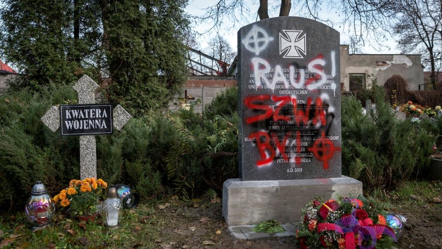 Von AfD-Abgeordnetem mitfinanziertes Grabmal: Polen empört über Gedenkstein für Freikorpskämpfer - SPIEGEL ONLINE - Politik