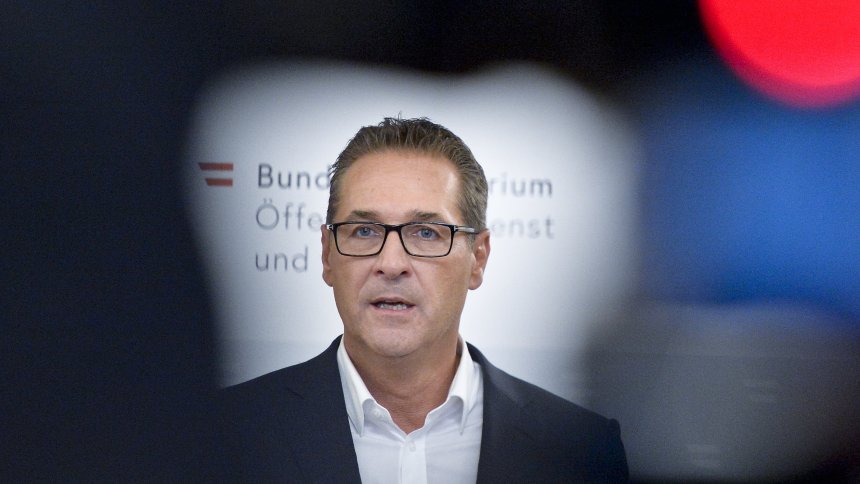 Österreich: Geldbündel-Fotos bringen Strache in Bedrängnis - SPIEGEL ONLINE - Politik