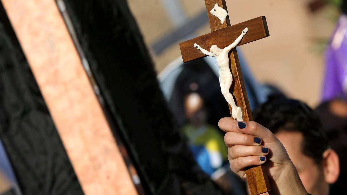 Frankreich: 19-jähriges Missbrauchsopfer rammt Priester Kruzifix in die Kehle - WELT