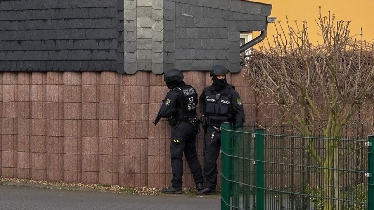 Polizei umstellt Haus in Magdeburg