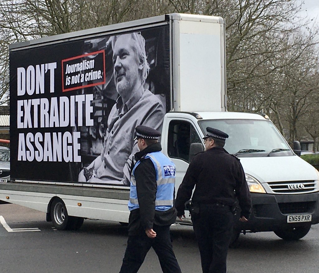 Fragwürdige Prozessbedingungen für Julian Assange (neues deutschland)