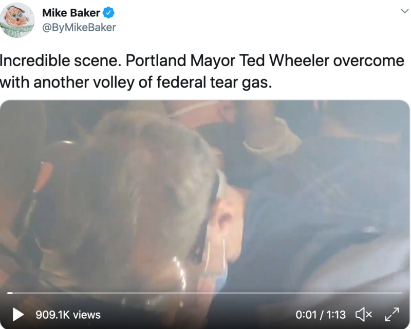 Bisschen ungeschickt: Trumps illegale Bundespolizeitruppe nebelt den Bürgermeister von Portland mit Tränengas ein
