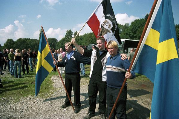 Am 17. August 2002 posierte Stephan Ernst (mittig) mit schwedischen Neonazis beim neonazistischen „Rudolf Heß-Gedenkmarsch“ in Wunsiedel. (Bild: NSU-Watch)
