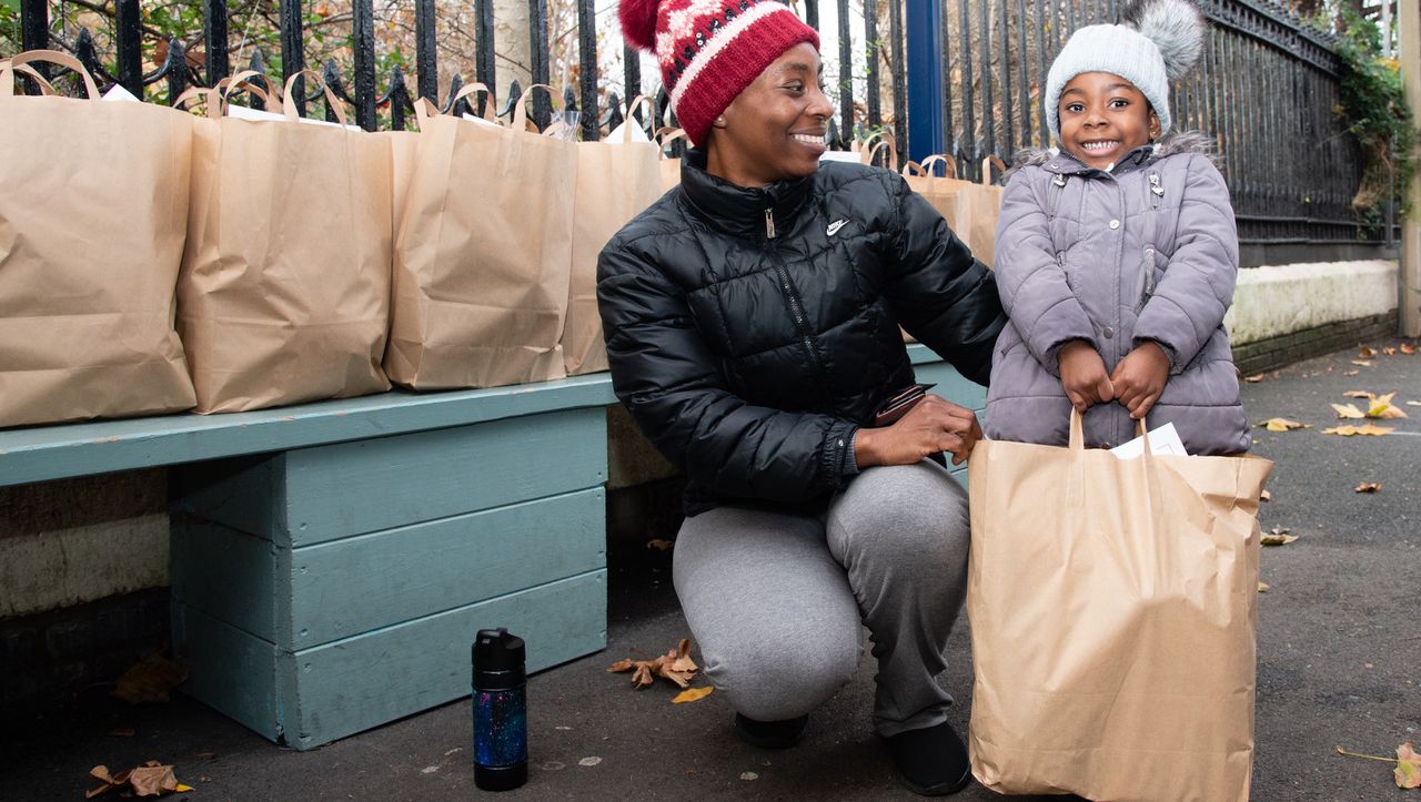 London: Unicef verteilt Frühstückspakete für die Weihnachtsferien - DER SPIEGEL - Politik