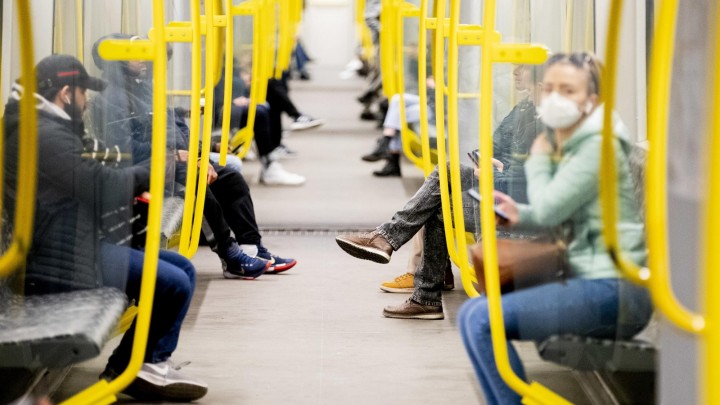 Corona-Pandemie - Verband der Verkehrsunternehmen würde “Schweigepflicht” in Bussen und Bahnen unterstützen