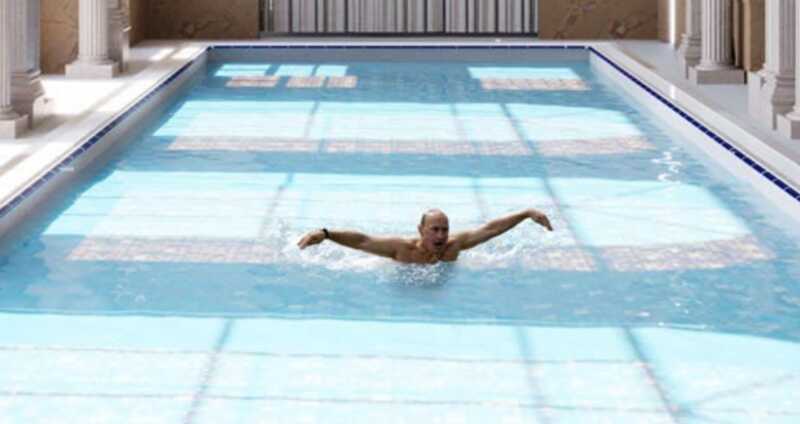 Angeblich Putin im Pool in seinem “Palast”