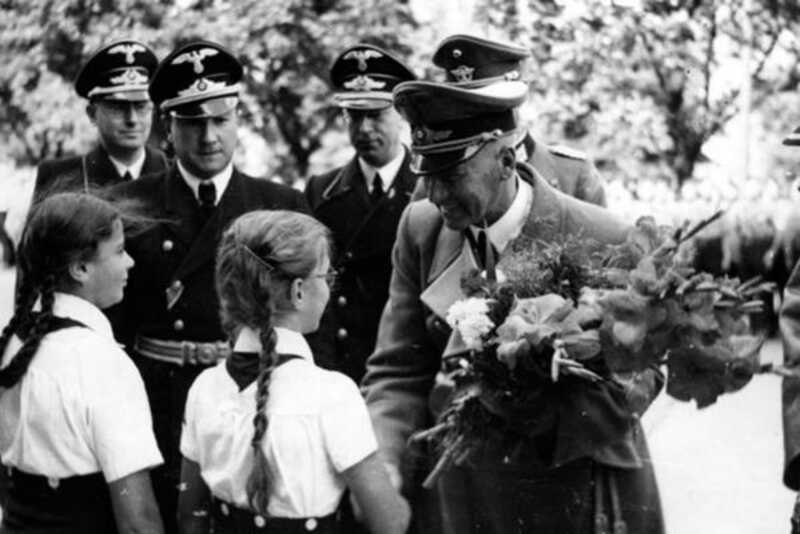  NS-Innenminister Wilhelm Frick (vorne) besucht 1941 die Slowakei in Begleitung von Hans Globke (links dahinter) und Hanns Ludin. (Foto: Bundesarchiv; Bild 183-77013-0002 / CC-BY-SA 3.0)