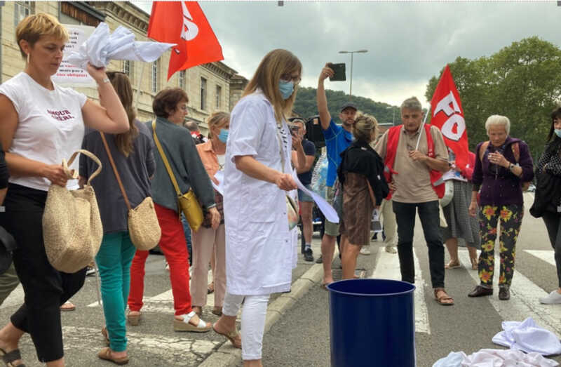Besançon: Pflegekräfte verbrennen ihre Diplome und werfen ihre Mäntel weg