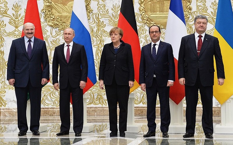 François Hollande bestätigt, dass die Minsker Vereinbarungen nur ein Manöver des Westens waren