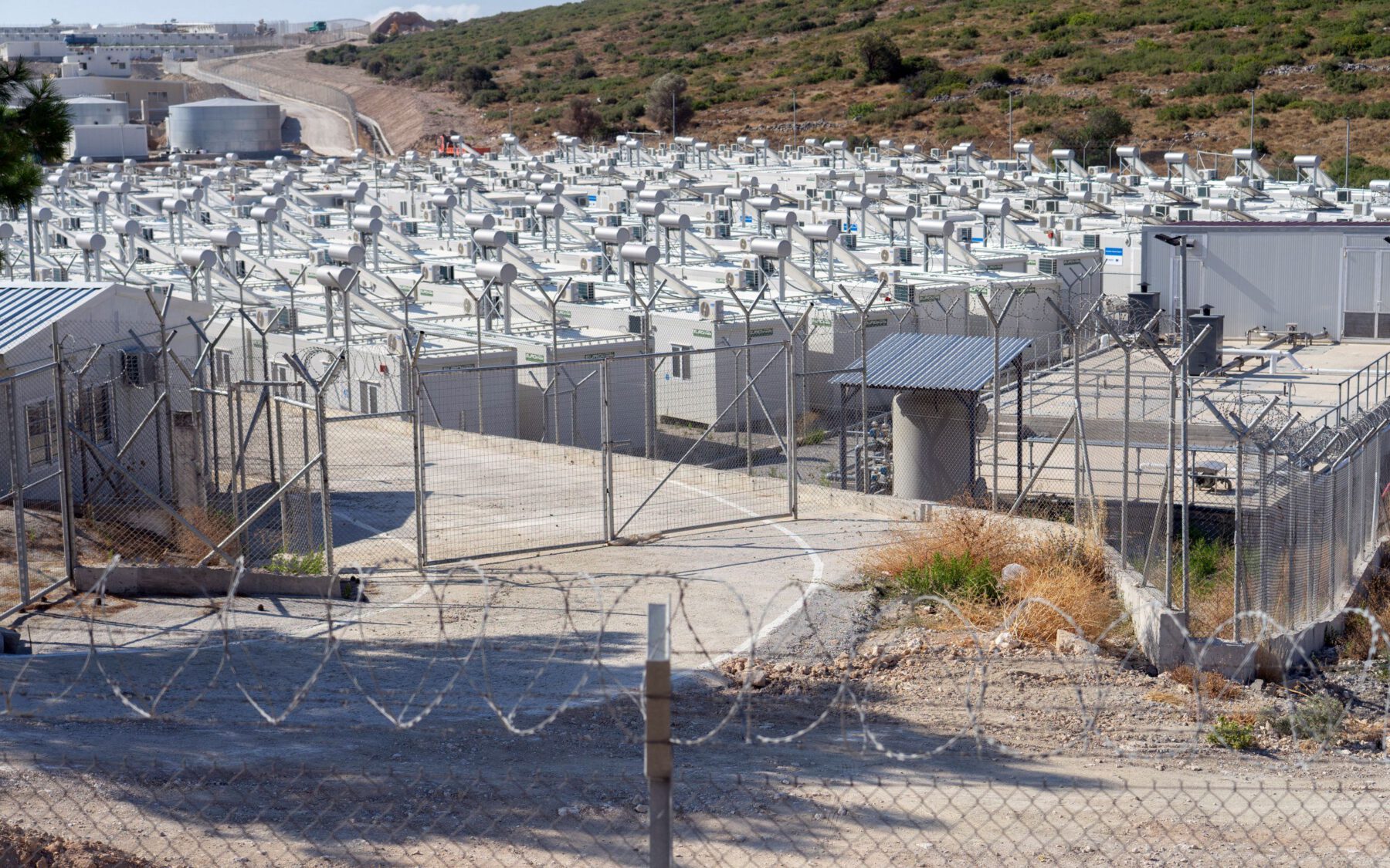 Neues „Aufnahmezentrum“ bzw. Gefängnis für Asylbewerber auf Samos bei Vathy.