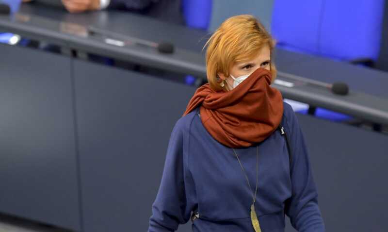 Eine Maske ist nicht genug! (Katja Kipping, LINKE, im Bundestag.)