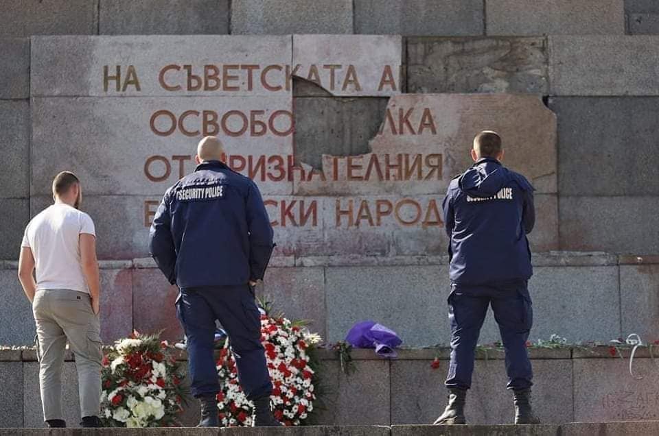  Die zerbrochene Gedenktafel am Denkmal der Sowjetarmee, Foto: Facebook