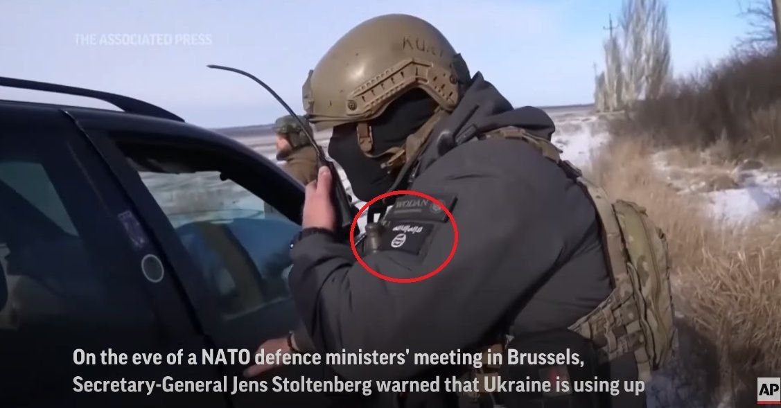 Nanu, was hat der ukrainische Soldat denn da für ein Logo auf der Schulter? Das wird doch nicht das der Terrororganisation ISIS (Islamischer Staat) sein?