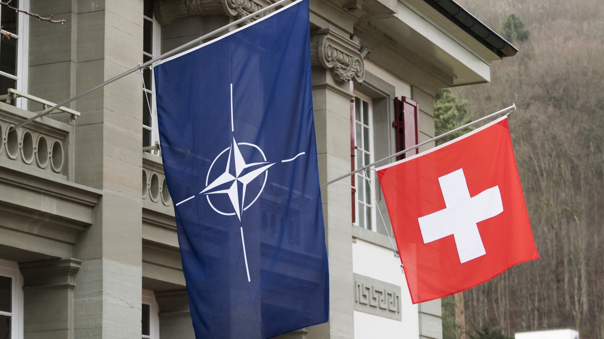 Wie der Flirt mit der Nato die Schweiz mit der Bombe versöhnt