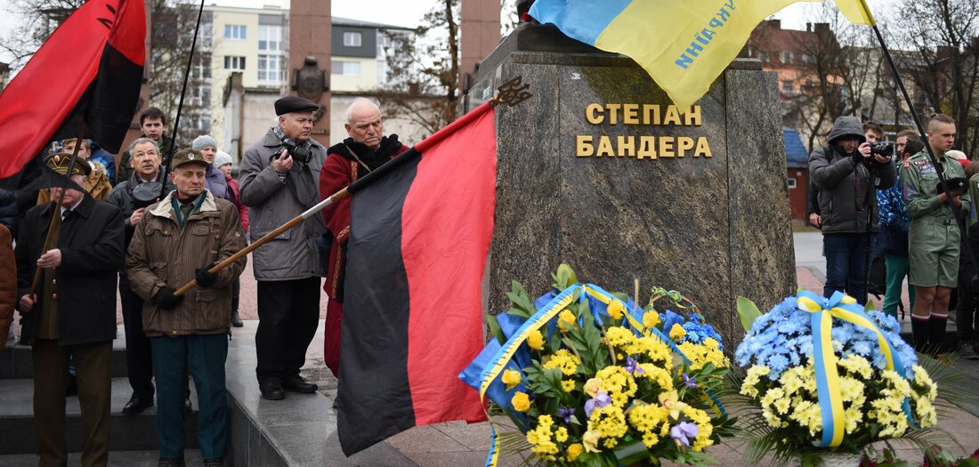 Mit ungebrochener Kontinuität und inzwischen wieder mit erheblichem Einfluss: «OUN-B»-Anhänger ehren den ukrainischen Faschisten Stepan Bandera an dessen Denkmal in Lwiw, 1. Januar 2019