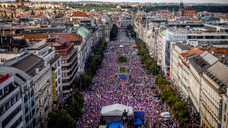 «Tschechische pro-russische Kräfte demonstrieren gegen die pro-westliche Politik der Regierung»