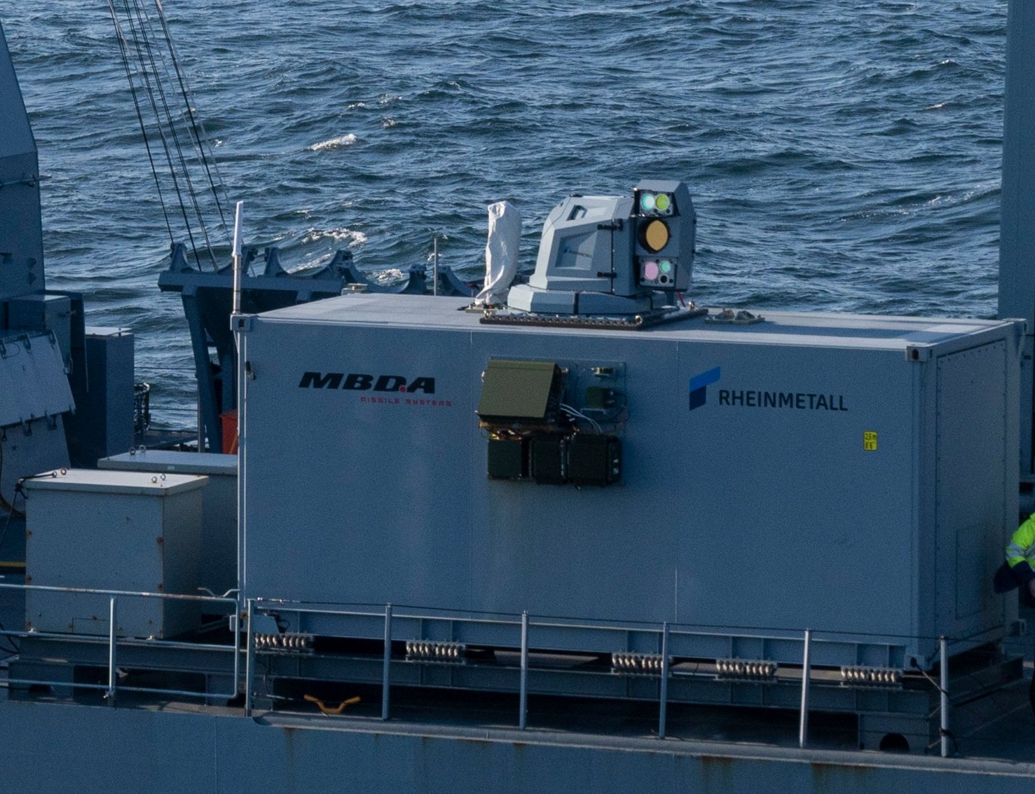 Der Laserwaffendemonstrator war seit 2022 fast ein Jahr lang zu Versuchen auf der Fregatte 124 „SACHSEN“ installiert (Foto: Rheinmetall)