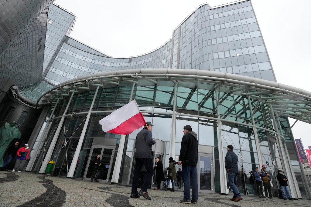 Polnische „Tagesschau“ wurde abgeschafft, Polizei in den Redaktionsräumen