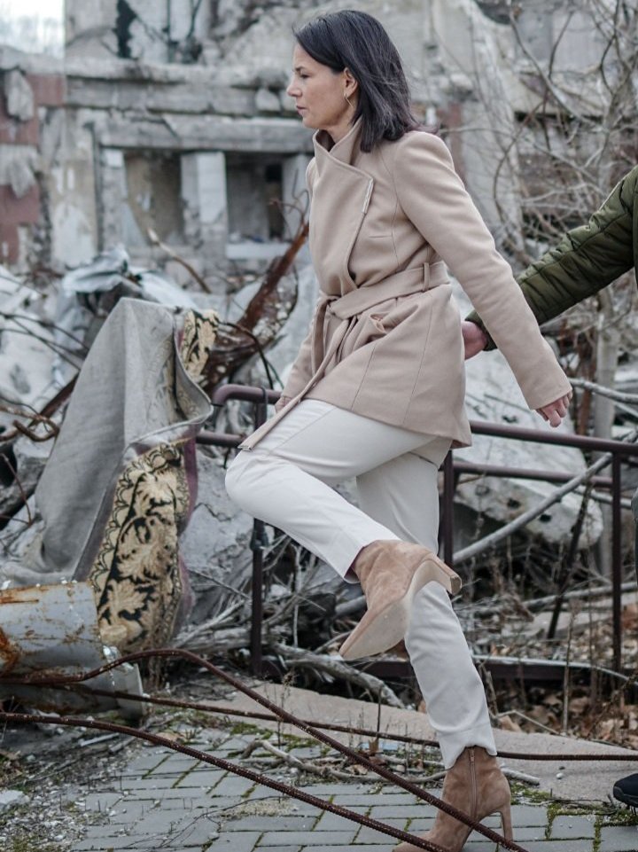 Die Trampolinspringerin auf der Flucht vor einer russischen Aufklärungsdrohne. Die Stilettos kommen hier an ihre Leistungsgrenze.