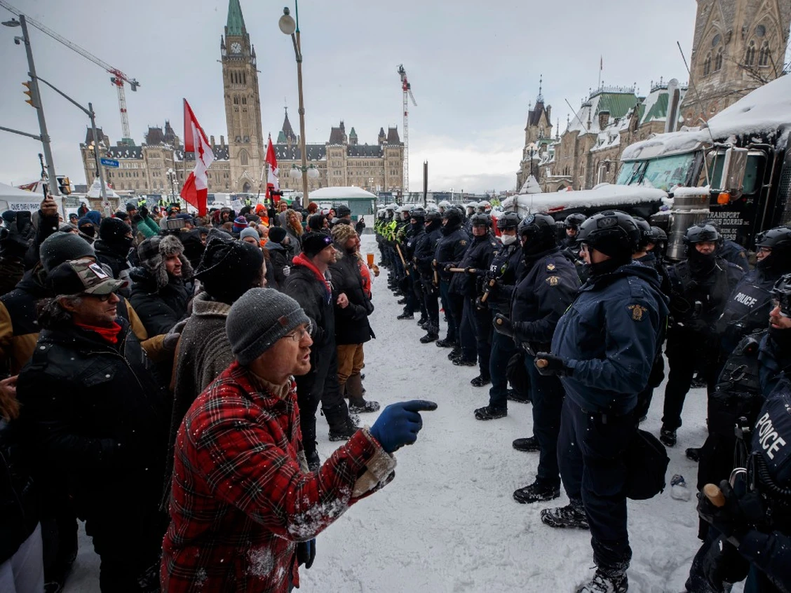 Police move in to clear downtown Ottawa near Parliament hill of protesters after weeks of demonstrations on Feb. 19, 2022. Photo by Cole Burston /The Canadian Press