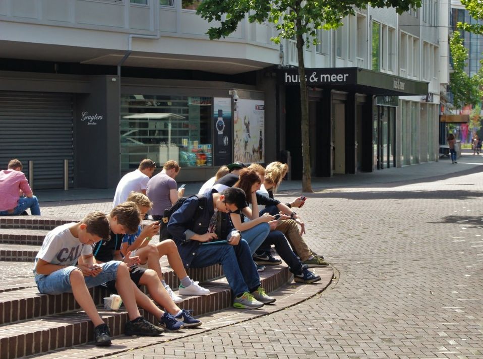 Jugend in Deutschland schaltet die Gehirn-App ein, aber soll nach rechts gerückt sein